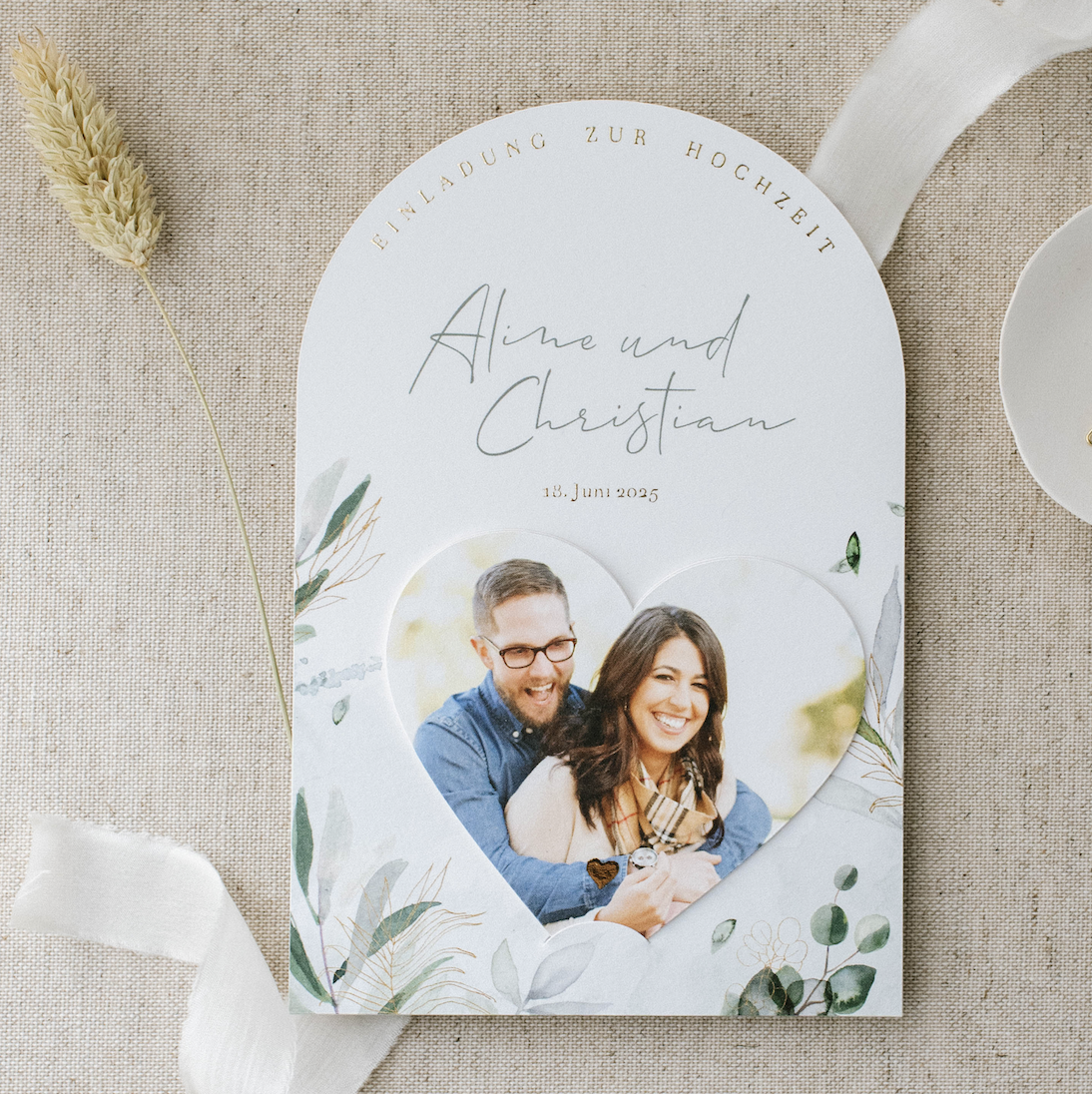 Hochzeitskarte in besonderer Form mit Eukalyptusblättern und Foto
