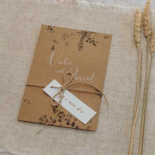 Modische Hochzeitskarte braun mit Aquarell Zweigen und Schnur