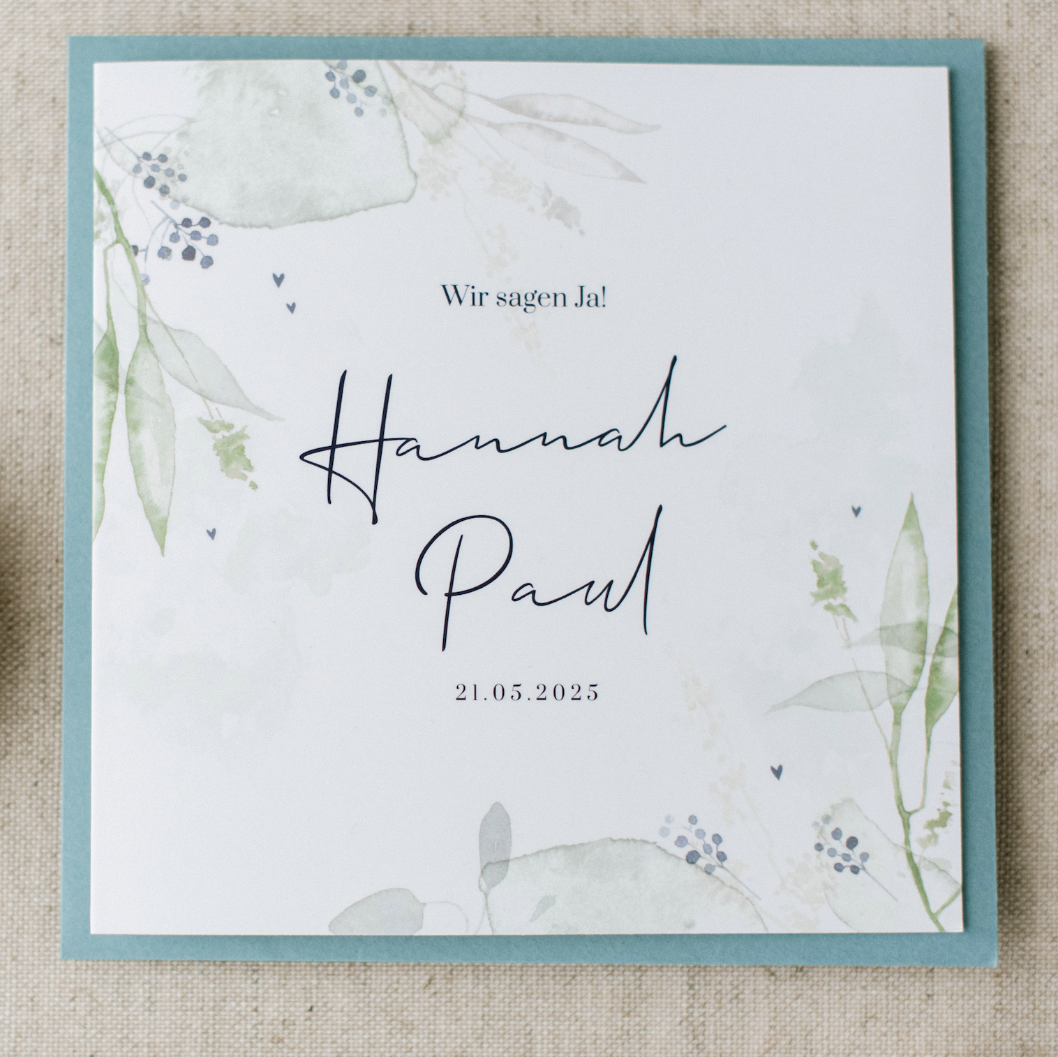 Stilvolle Hochzeitskarte mit Aquarellzweigen in Blau und Grün