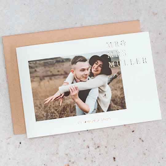 Hochzeitskarte mit Foto, weißem Hintergrund und goldenen Lettern