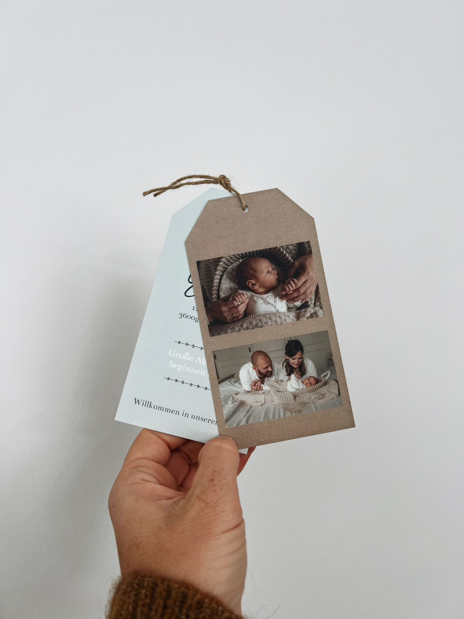 Zartblaues Geburtskarten-Label Junge mit Fotos und Kraftlook