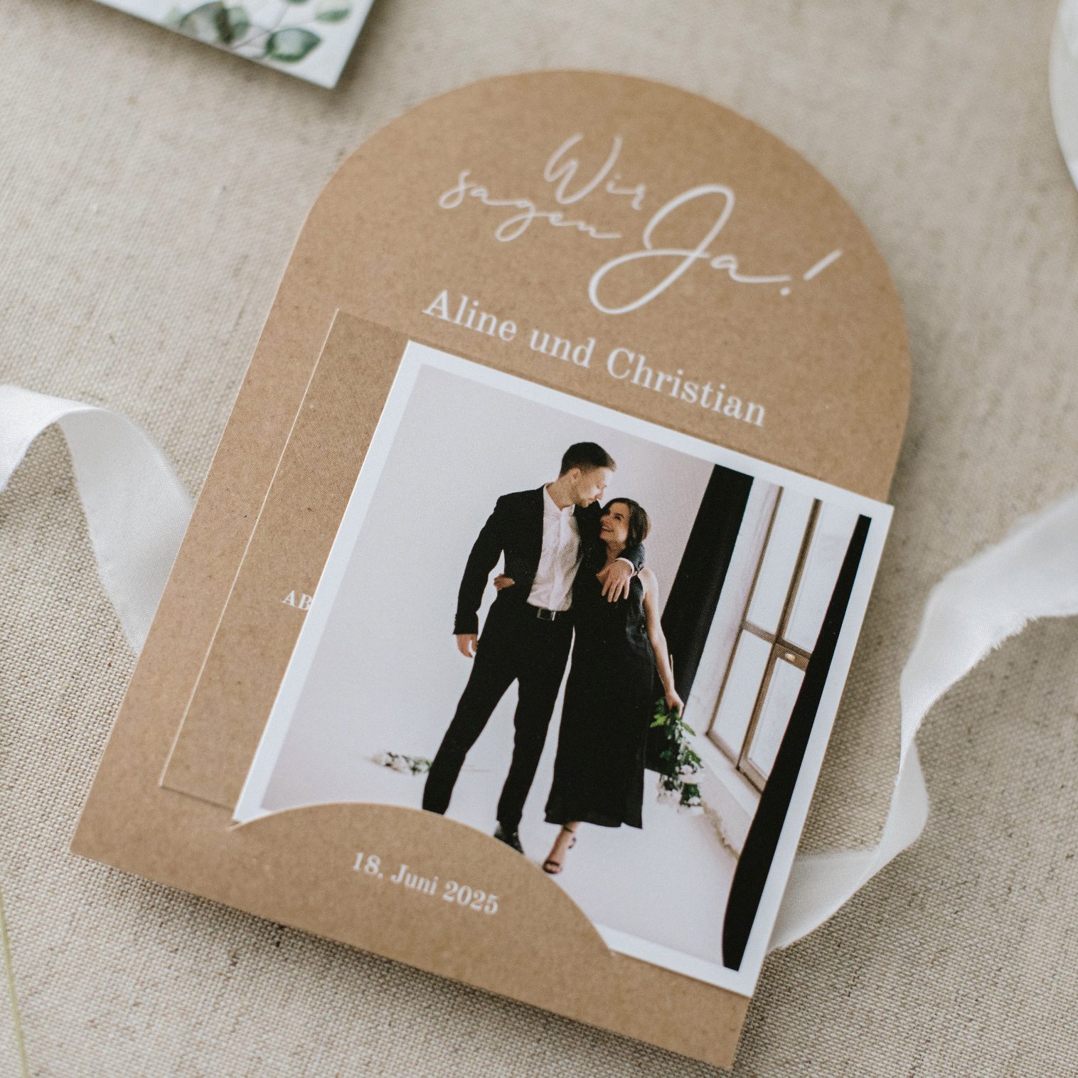 Originell geformte Hochzeitseinladung im Kraft-Look mit Foto