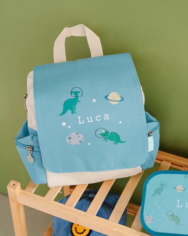 Kindergartenrucksack mit Dinos, Planeten und Namen personalisiert