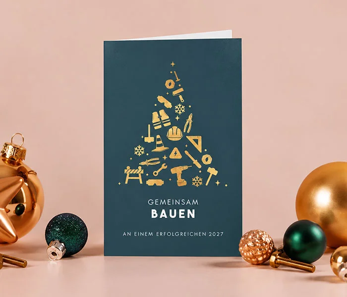 Geschäftliche Weihnachtskarte für den Bau mit blauwem Hintergrund und Christbaum mit Werkzeug