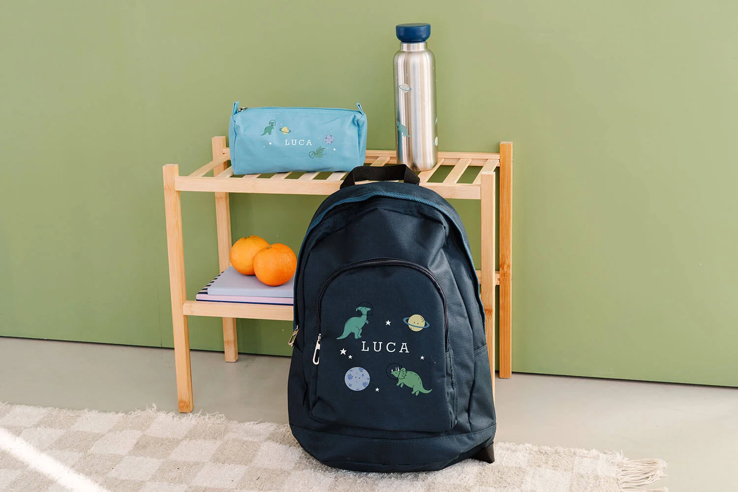 Einschulungsprodukte Federmäppchen Trinkflasche und Rucksack Junior mit Dinos und Planeten personalisiert