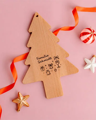 Weihnachtsgeschenk Schneidebrett aus Holz als Christbaum mit namen personalisiert