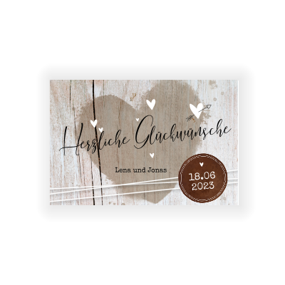 Originelle Gästebuchkarte mit Herzen auf Holzhintergrund